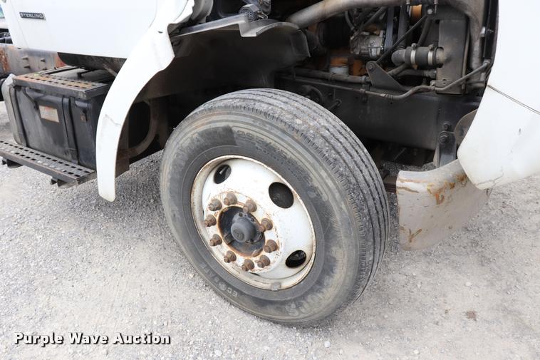 image for item DQ9497 2002 Sterling L7500 truck chassis