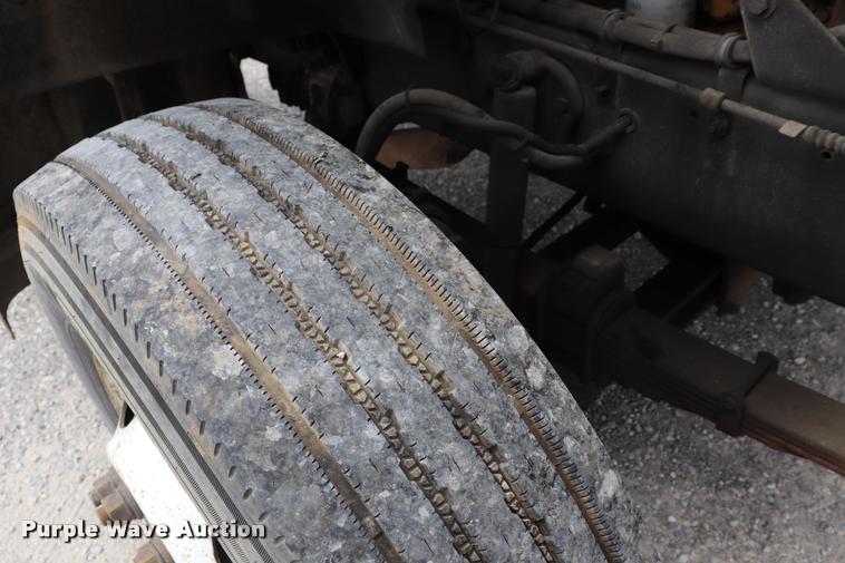 image for item DQ9497 2002 Sterling L7500 truck chassis