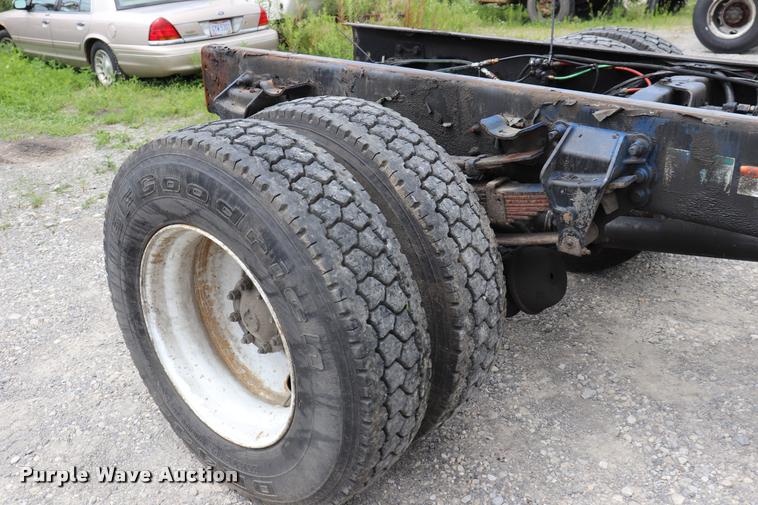 image for item DQ9497 2002 Sterling L7500 truck chassis