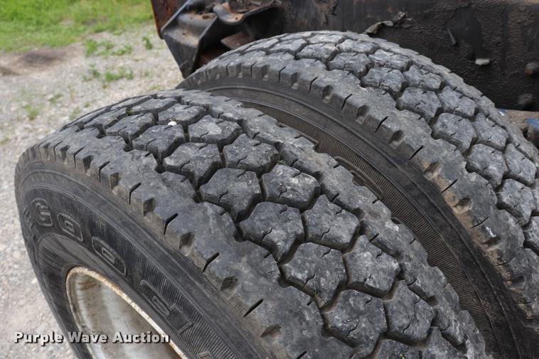 image for item DQ9497 2002 Sterling L7500 truck chassis