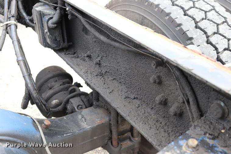 image for item DQ9497 2002 Sterling L7500 truck chassis