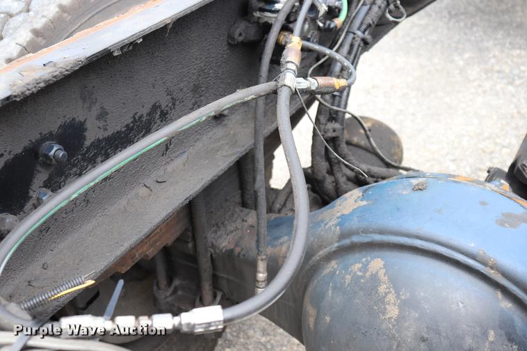 image for item DQ9497 2002 Sterling L7500 truck chassis