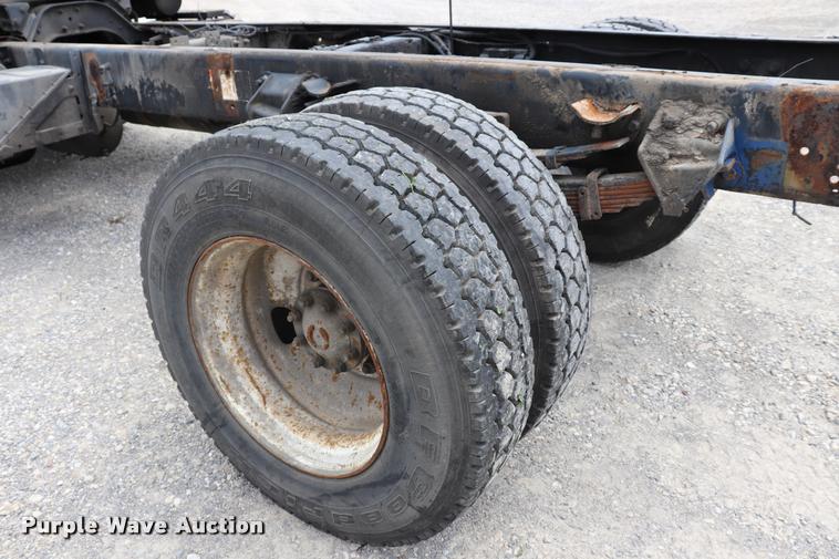 image for item DQ9497 2002 Sterling L7500 truck chassis