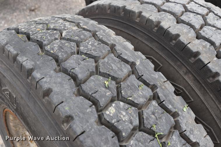 image for item DQ9497 2002 Sterling L7500 truck chassis