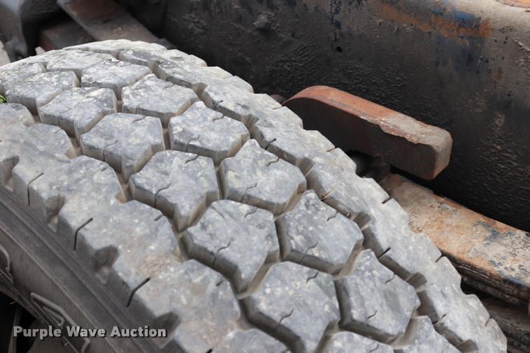 image for item DQ9497 2002 Sterling L7500 truck chassis