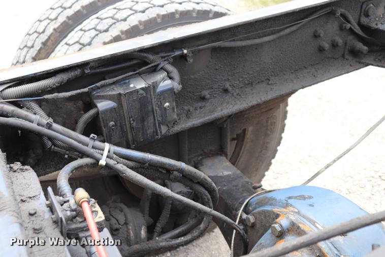 image for item DQ9497 2002 Sterling L7500 truck chassis