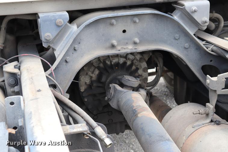 image for item DQ9497 2002 Sterling L7500 truck chassis