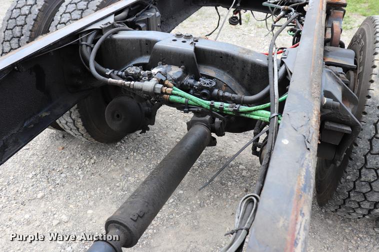 image for item DQ9497 2002 Sterling L7500 truck chassis