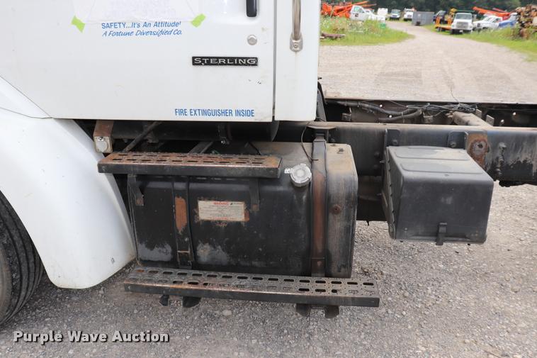 image for item DQ9497 2002 Sterling L7500 truck chassis