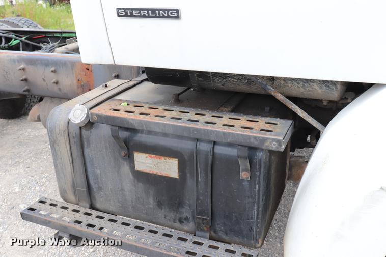 image for item DQ9497 2002 Sterling L7500 truck chassis