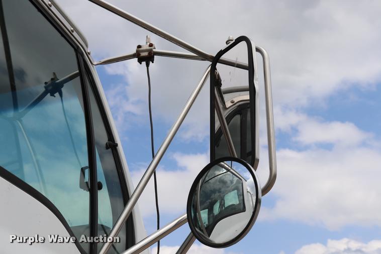 image for item DQ9497 2002 Sterling L7500 truck chassis