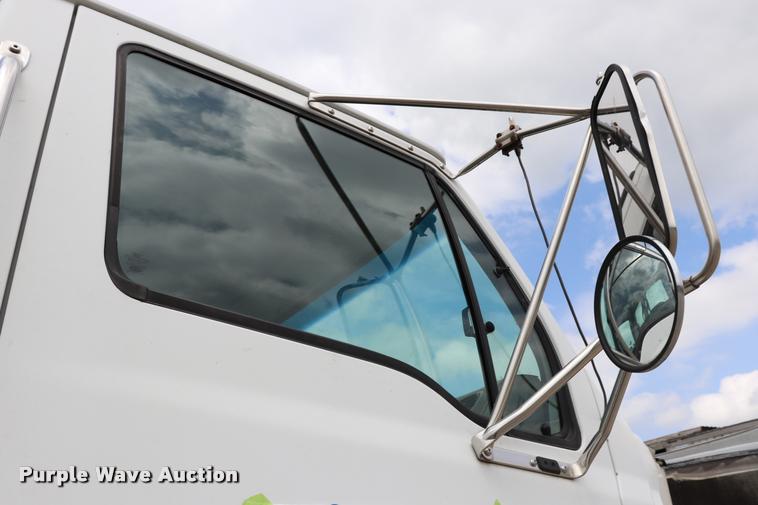 image for item DQ9497 2002 Sterling L7500 truck chassis