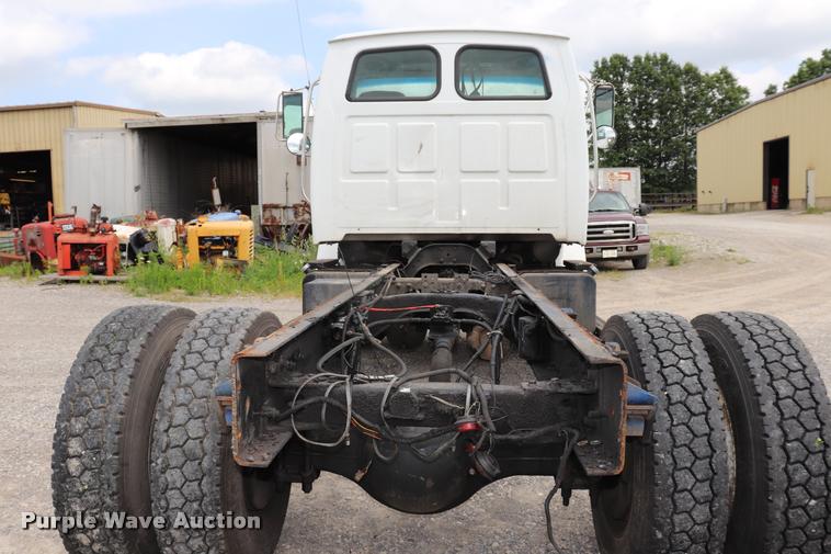 image for item DQ9497 2002 Sterling L7500 truck chassis