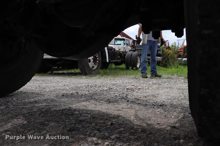 image for item DQ9497 2002 Sterling L7500 truck chassis