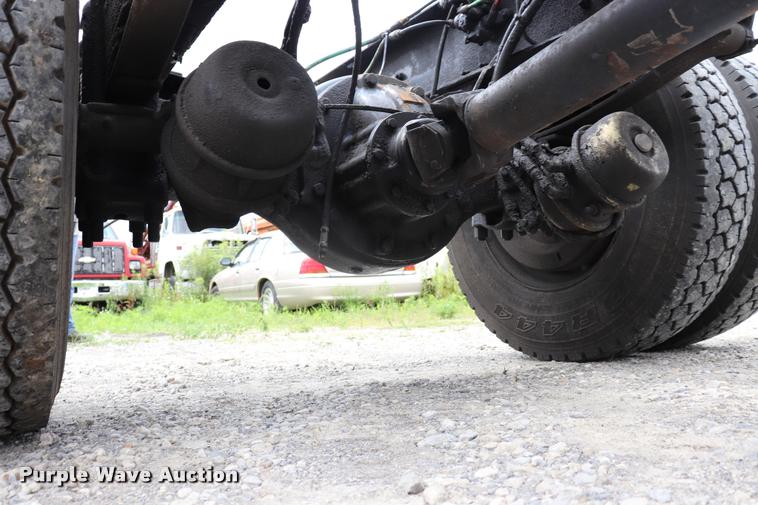 image for item DQ9497 2002 Sterling L7500 truck chassis