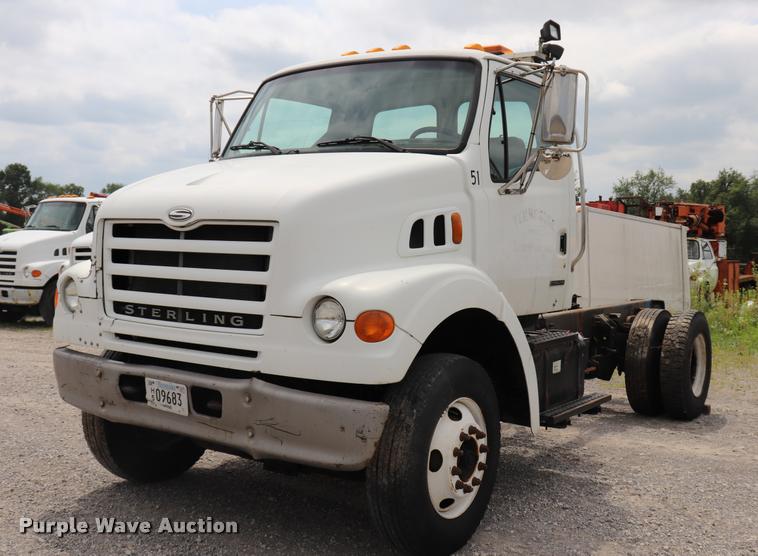 image for item DQ9498 2004 Sterling L7500 truck chassis