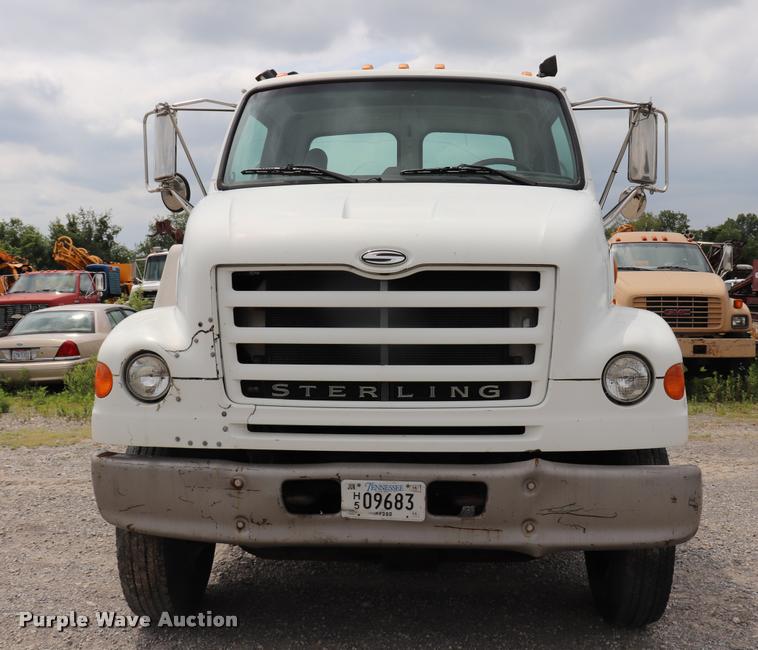 image for item DQ9498 2004 Sterling L7500 truck chassis