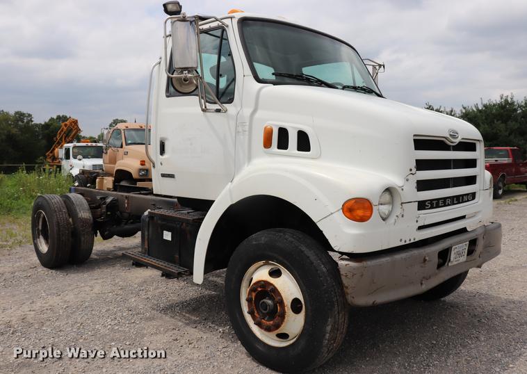 image for item DQ9498 2004 Sterling L7500 truck chassis