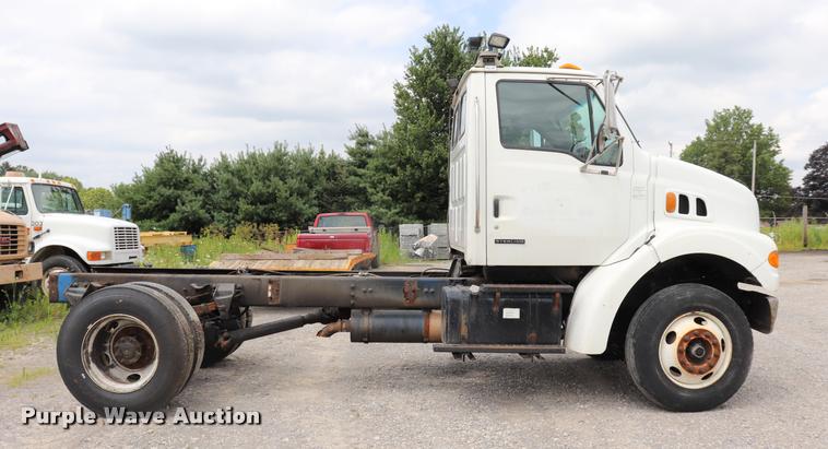 image for item DQ9498 2004 Sterling L7500 truck chassis