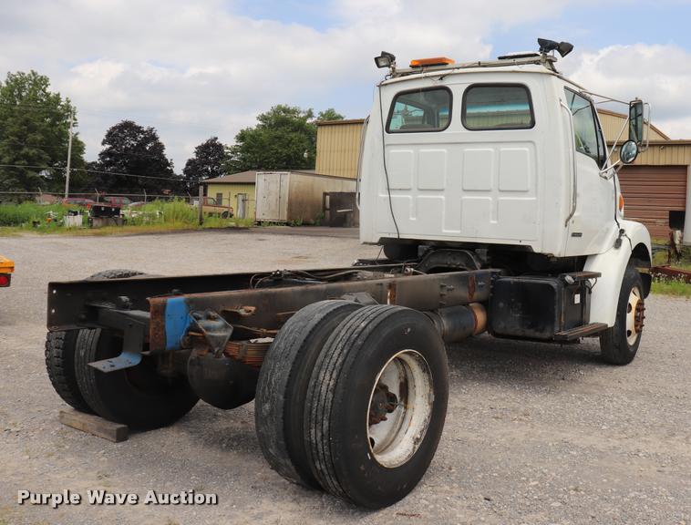 image for item DQ9498 2004 Sterling L7500 truck chassis