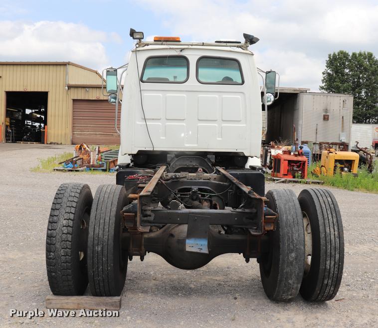 image for item DQ9498 2004 Sterling L7500 truck chassis