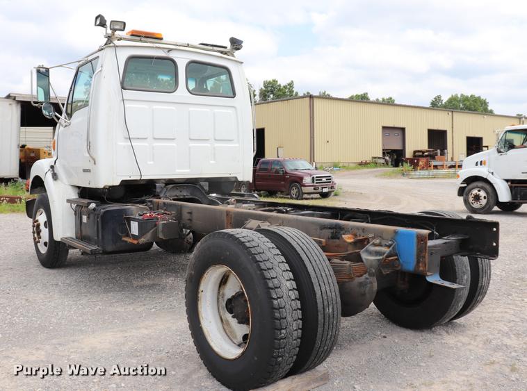 image for item DQ9498 2004 Sterling L7500 truck chassis