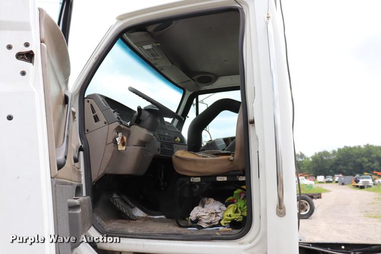 image for item DQ9498 2004 Sterling L7500 truck chassis