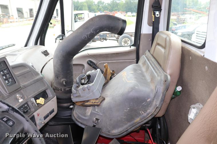 image for item DQ9498 2004 Sterling L7500 truck chassis