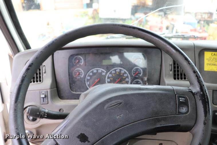 image for item DQ9498 2004 Sterling L7500 truck chassis