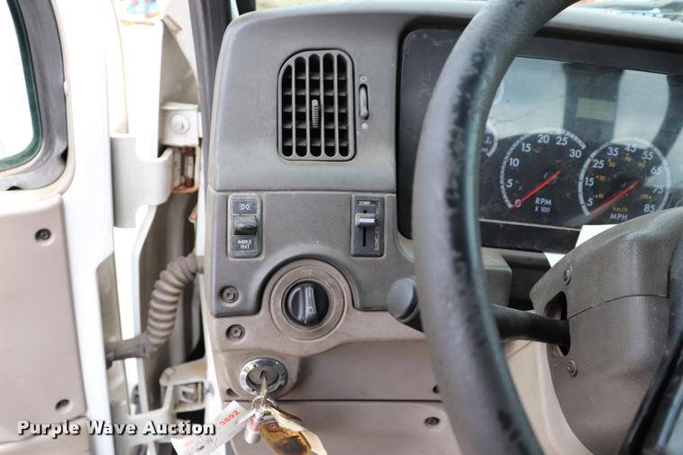 image for item DQ9498 2004 Sterling L7500 truck chassis