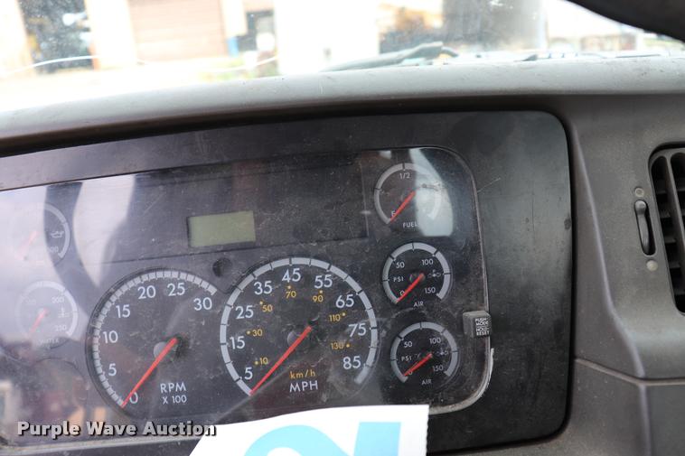 image for item DQ9498 2004 Sterling L7500 truck chassis