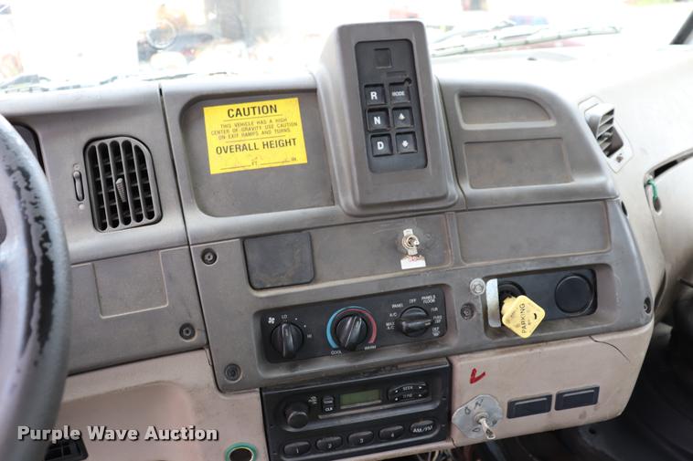 image for item DQ9498 2004 Sterling L7500 truck chassis