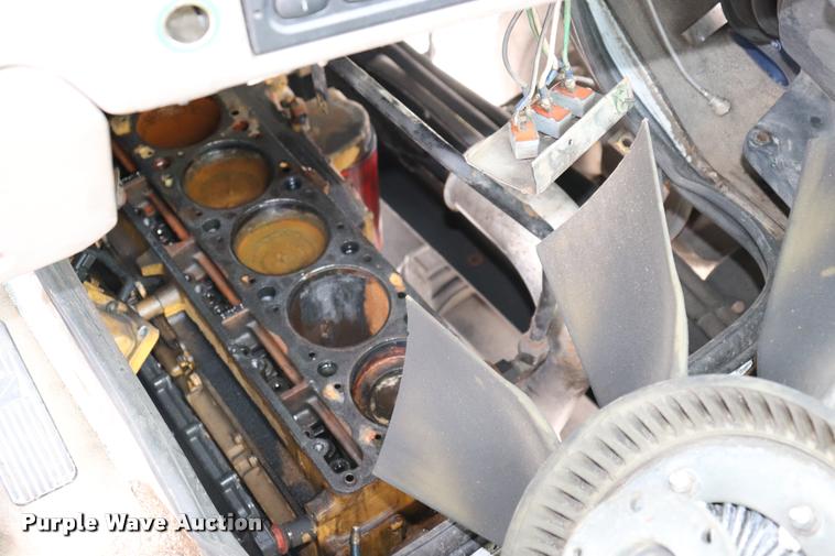 image for item DQ9498 2004 Sterling L7500 truck chassis