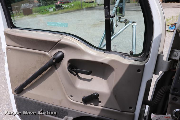 image for item DQ9498 2004 Sterling L7500 truck chassis