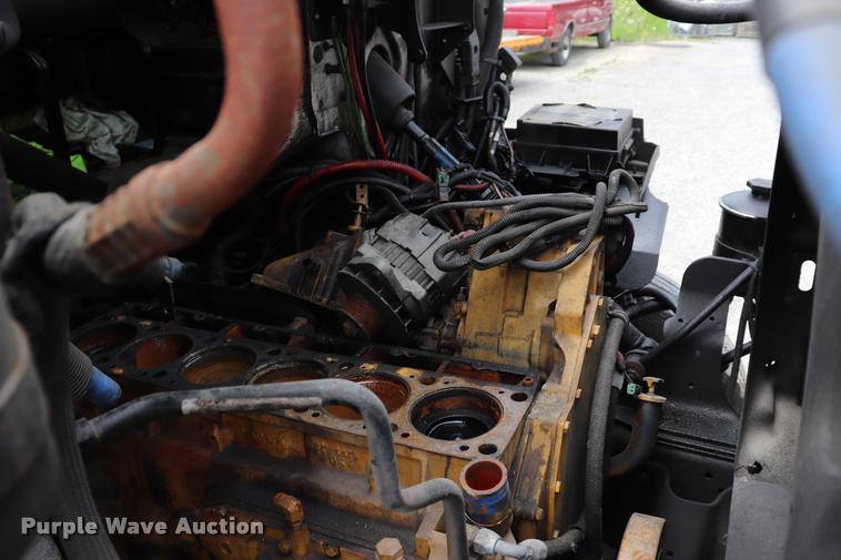 image for item DQ9498 2004 Sterling L7500 truck chassis