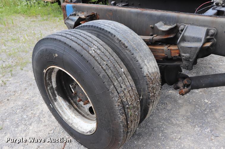 image for item DQ9498 2004 Sterling L7500 truck chassis