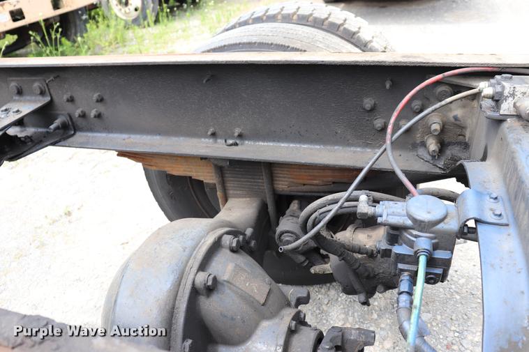 image for item DQ9498 2004 Sterling L7500 truck chassis