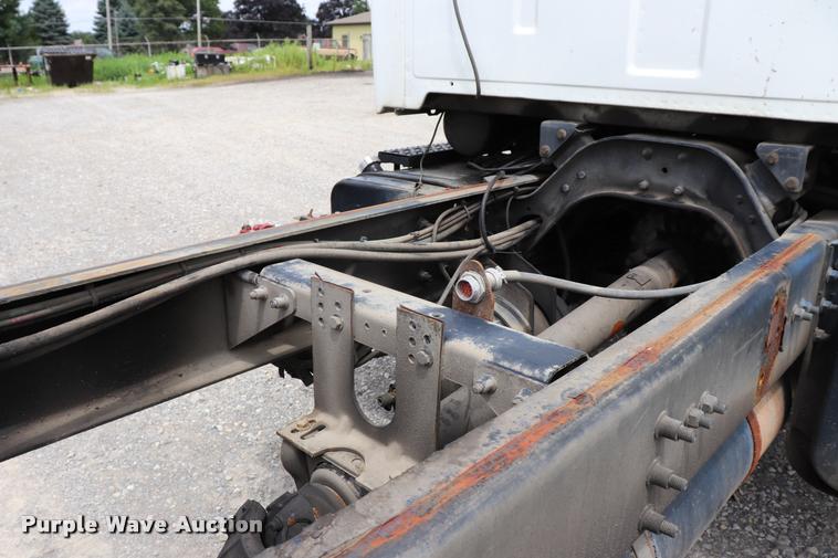 image for item DQ9498 2004 Sterling L7500 truck chassis