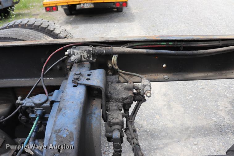 image for item DQ9498 2004 Sterling L7500 truck chassis
