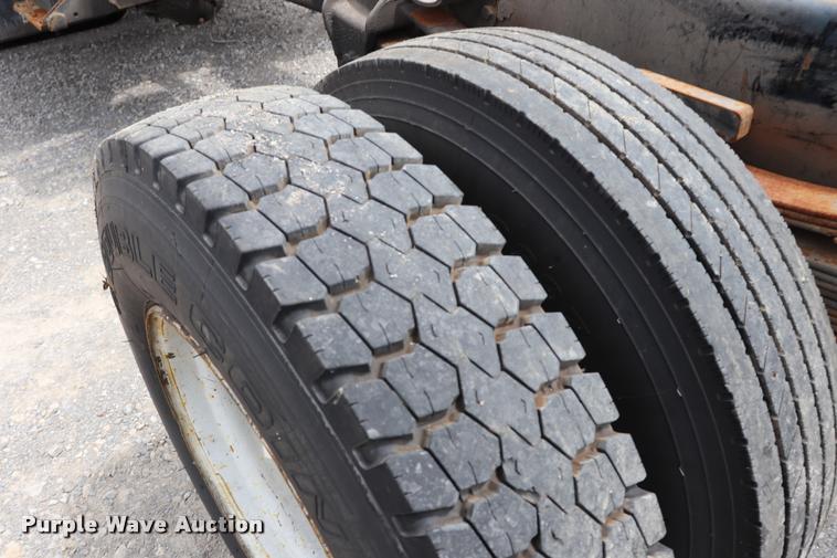 image for item DQ9498 2004 Sterling L7500 truck chassis