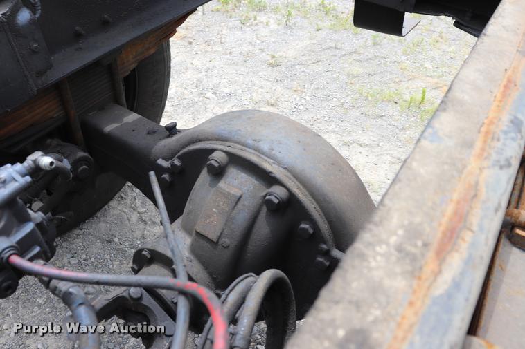 image for item DQ9498 2004 Sterling L7500 truck chassis