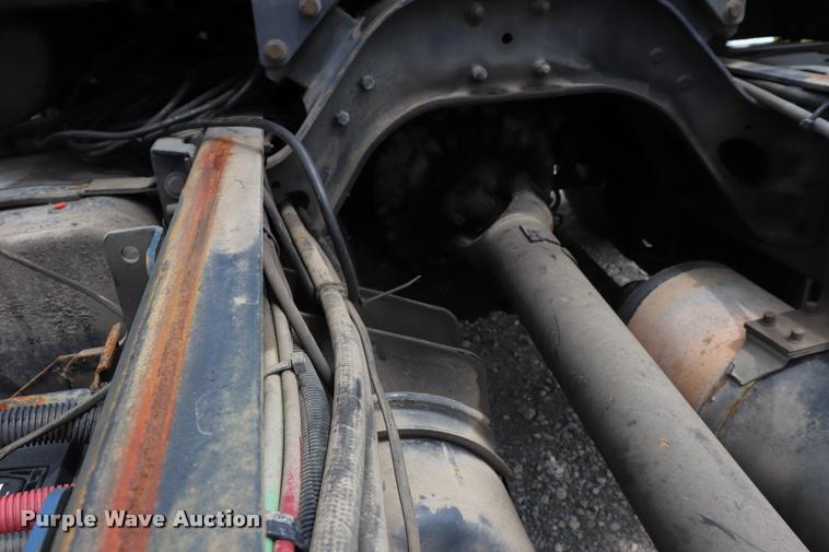 image for item DQ9498 2004 Sterling L7500 truck chassis