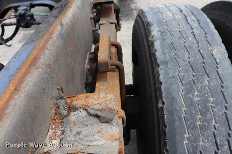 image for item DQ9498 2004 Sterling L7500 truck chassis