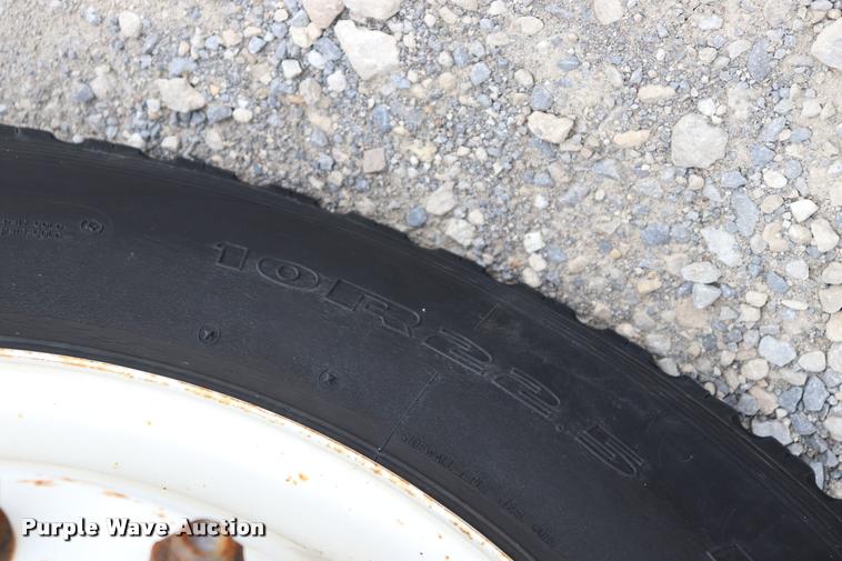 image for item DQ9498 2004 Sterling L7500 truck chassis