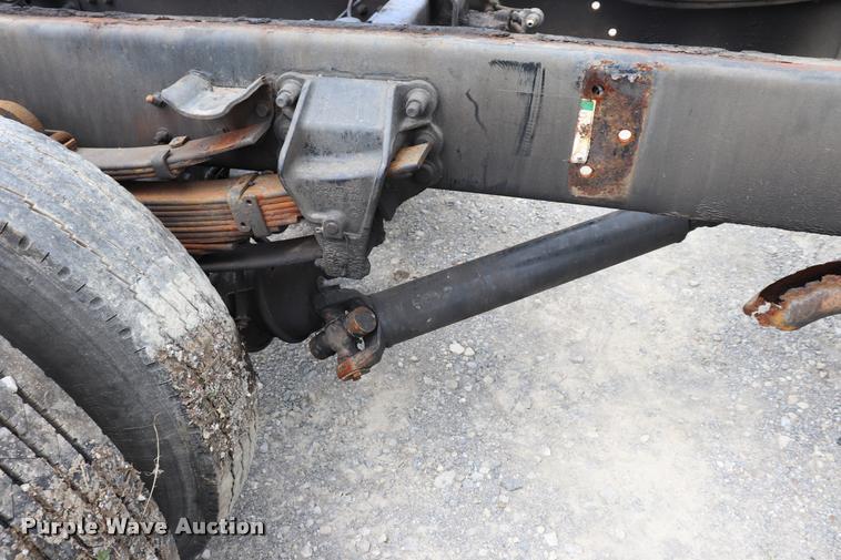 image for item DQ9498 2004 Sterling L7500 truck chassis