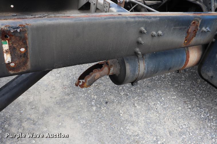 image for item DQ9498 2004 Sterling L7500 truck chassis