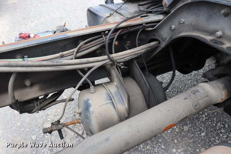 image for item DQ9498 2004 Sterling L7500 truck chassis