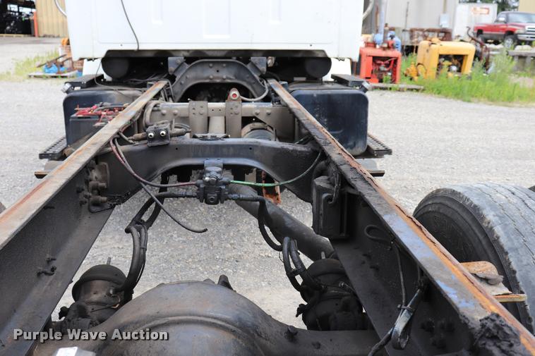 image for item DQ9498 2004 Sterling L7500 truck chassis