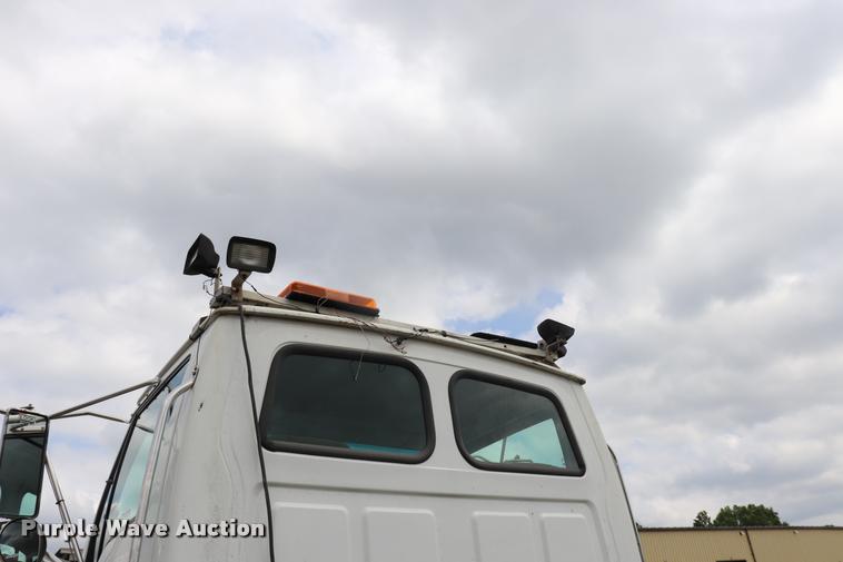 image for item DQ9498 2004 Sterling L7500 truck chassis