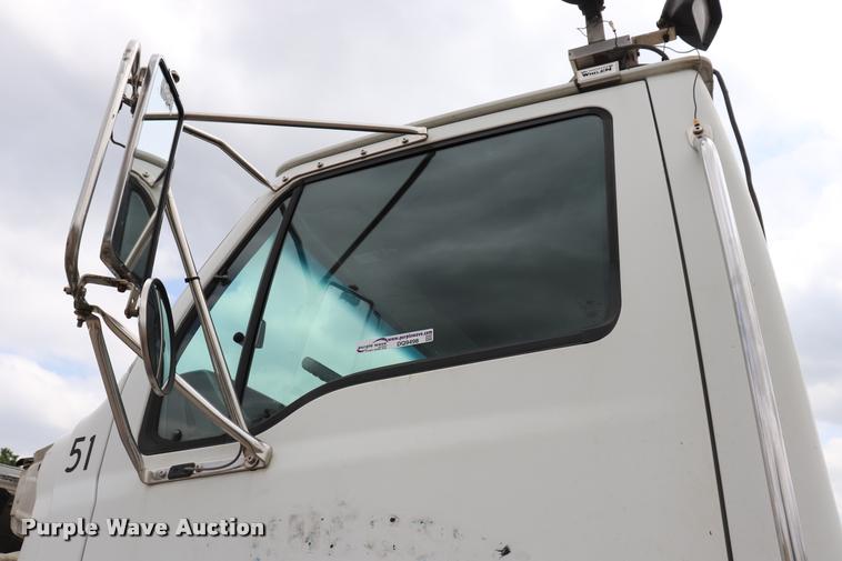 image for item DQ9498 2004 Sterling L7500 truck chassis